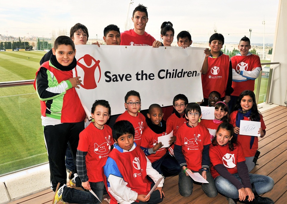 C.Ronaldo tặng áo đấu, “truyền lửa” cho đội ngũ y tế chống dịch Covid-19 - 4 C.Ronaldo tặng áo đấu, “truyền lửa” cho đội ngũ y tế chống dịch Covid-19 - 4