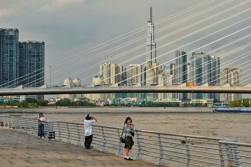 Nam Bộ nắng nóng gia tăng, TPHCM có nơi trên 35 độ C - 1