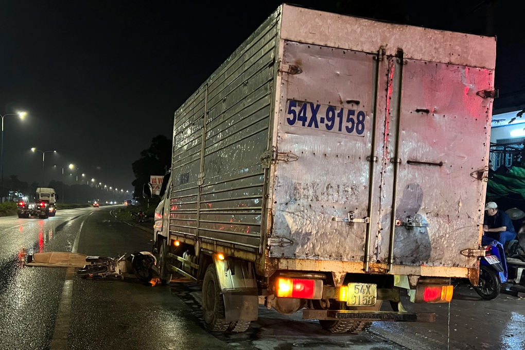 Truy tìm xe container cán chết người rồi bỏ trốn - 1 Truy tìm xe container cán chết người rồi bỏ trốn - 1