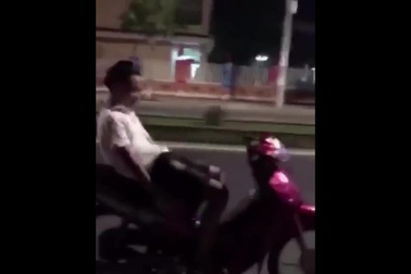 Nam thanh niên "làm xiếc" trên xe máy