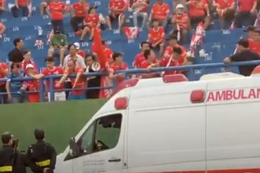 Cầu thủ B.Bình Dương nhập viện sau chấn thương vai nghiêm trọng