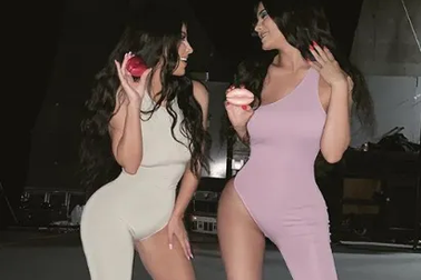 Kylie Jenner đọ dáng với Kim Kardashian