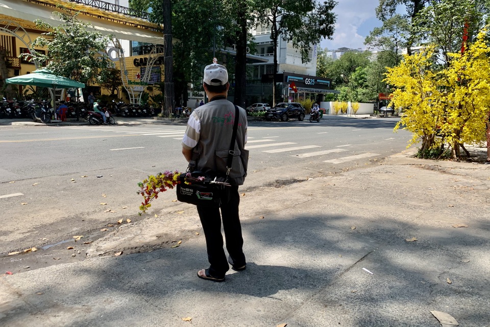 Phố Ông đồ đìu hiu vắng vẻ, đóng cửa sớm để phòng dịch Covid - 6 Phố Ông đồ đìu hiu vắng vẻ, đóng cửa sớm để phòng dịch Covid - 6