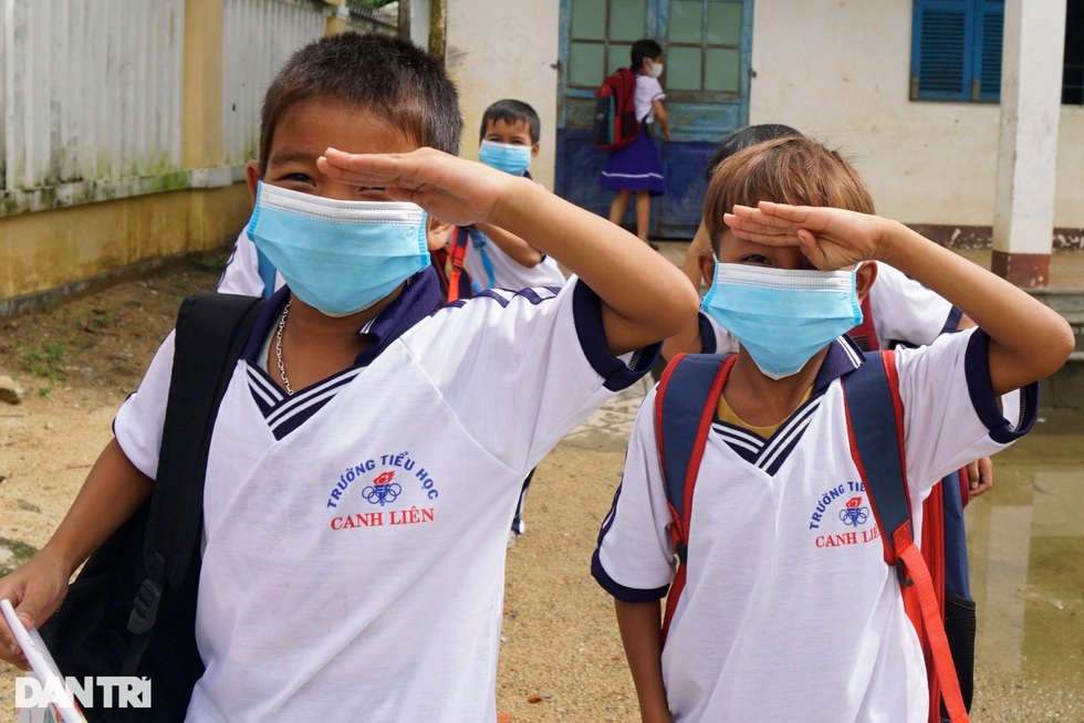Thầy cô gieo chữ ở ngôi làng biệt lập: 30 năm chưa được nhận hoa ngày 20-11 - 14 Thầy cô gieo chữ ở ngôi làng biệt lập: 30 năm chưa được nhận hoa ngày 20-11 - 14