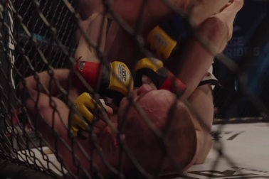 Liên tiếp húc đầu vào đối thủ, võ sĩ nhận cái kết đắng