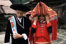 "Đi giữa trời rực rỡ" gây sốt: Không cần làm lố, phim vẫn đạt tỷ lượt xem?