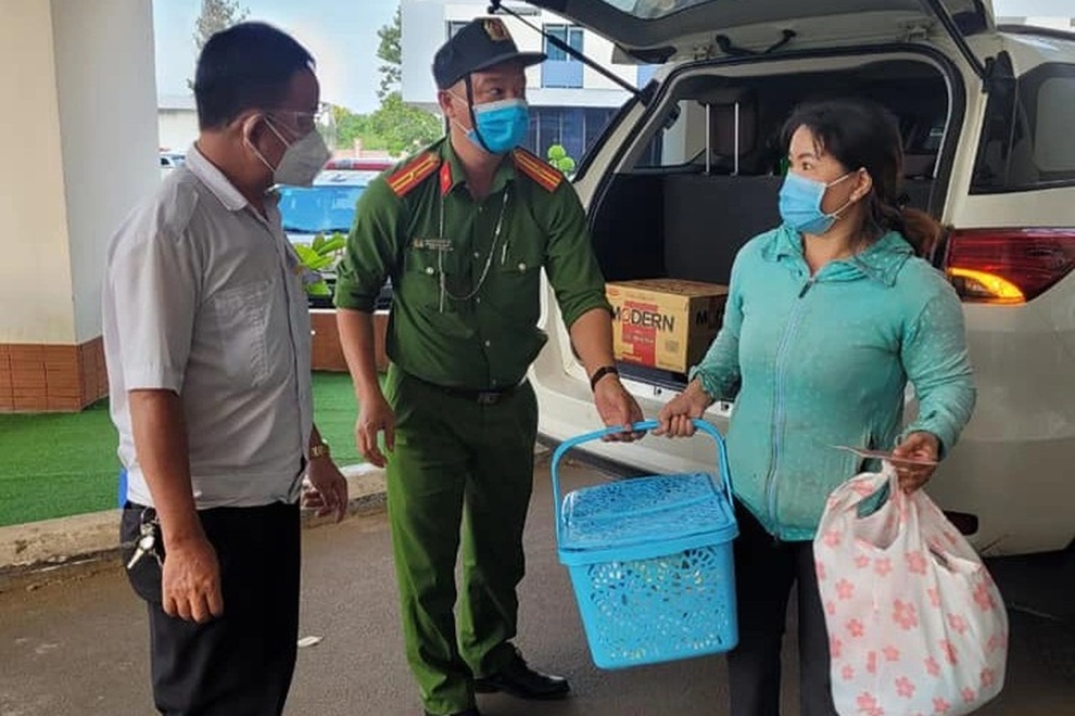 Công an xã đưa sản phụ đi sinh trong thời gian giãn cách xã hội - 2 Công an xã đưa sản phụ đi sinh trong thời gian giãn cách xã hội - 2