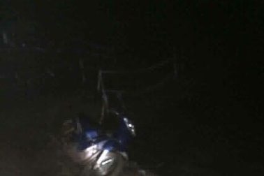 Xe máy rơi xuống suối, người đàn ông bị nước cuốn tử vong