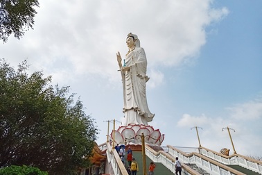 Tượng Quan Âm cao nhất miền Tây, đi hơn 50 bậc thang mới đến chân tượng