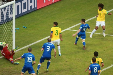 Brazil hạ Italia bằng 2 bàn thắng việt vị