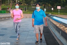 Sau gần 4 tháng "cấm cửa", dân Sài Gòn dậy sớm ra công viên tập thể dục