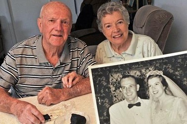 Ăn bánh cưới gìn giữ suốt 60 năm để kỷ niệm tình yêu