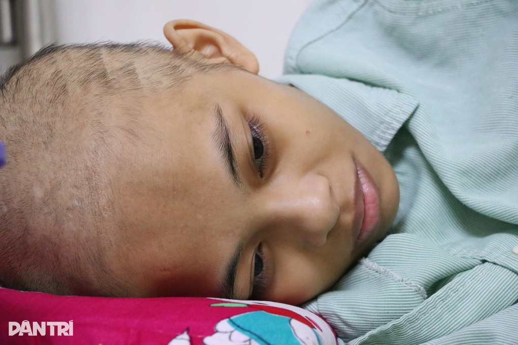 Không có tiền mổ tiếp, cô gái trẻ có nguy cơ phải cắt bỏ chân - 3 Không có tiền mổ tiếp, cô gái trẻ có nguy cơ phải cắt bỏ chân - 3