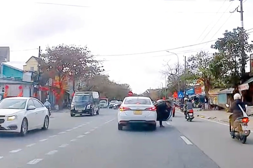 Thót tim với những tình huống vi phạm giao thông dù mức phạt tăng - 1 Thót tim với những tình huống vi phạm giao thông dù mức phạt tăng - 1
