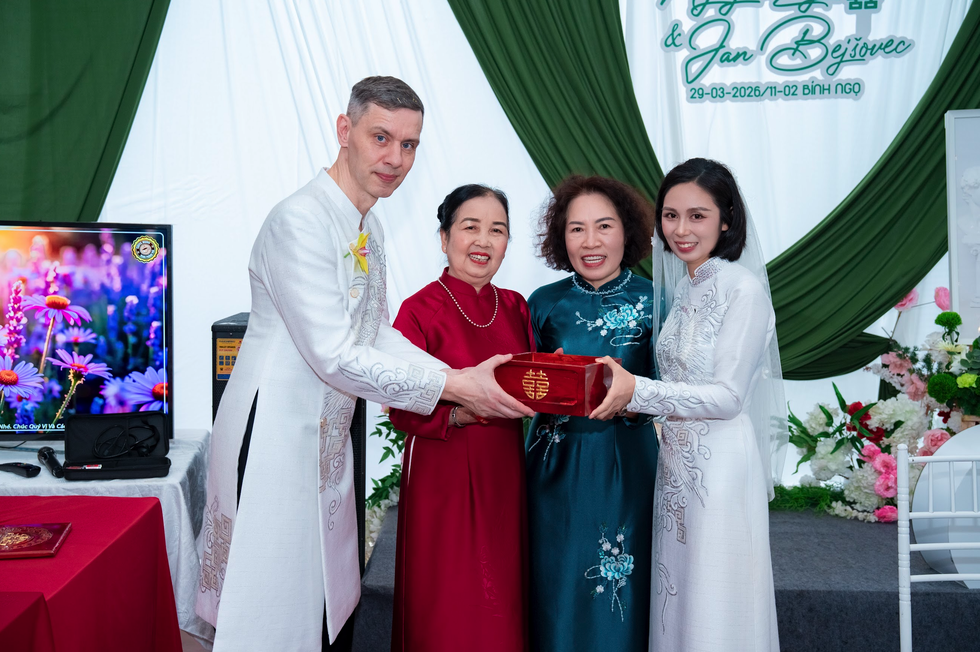 Sang Việt Nam tìm học trò cũ của mẹ, người đàn ông Đức cưới luôn con gái họ - 5
