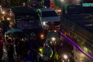 8 tiếng vật lộn với ngập lụt, người Hà Nội mệt nhoài giữa dòng nước