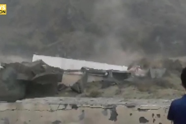 Dãy nhà 4 tầng đổ sập sau mưa lớn và bị nước sống cuốn trôi trong tích tắc