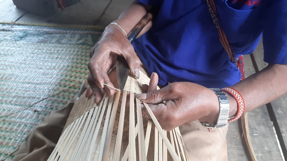 Bảo tồn nghề đan lát và tạo thu nhập cho bà con đồng bào Ba Na - 2 Bảo tồn nghề đan lát và tạo thu nhập cho bà con đồng bào Ba Na - 2