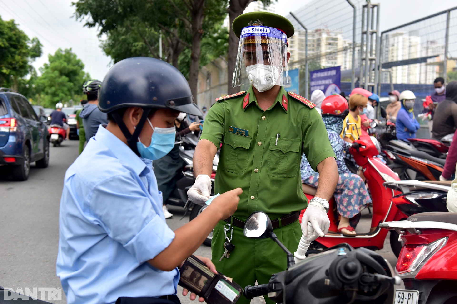 Người dân TPHCM đổ xô đi siêu thị mua hàng sau quy định ai ở đâu ở yên đó - 2 Người dân TPHCM đổ xô đi siêu thị mua hàng sau quy định ai ở đâu ở yên đó - 2