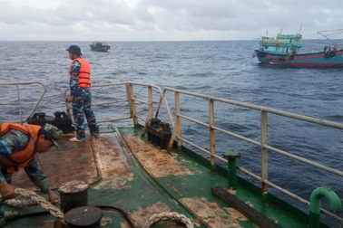 Tàu Trường Sa 20 cứu 2 tàu cá Phú Yên bị nạn