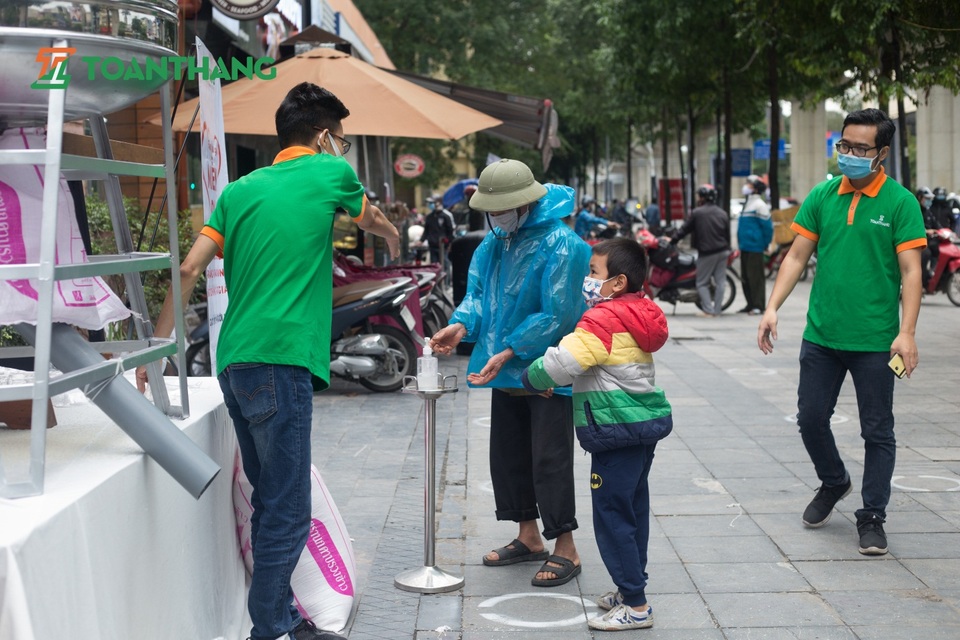 Công ty cổ phần Toàn Thắng lắp máy ATM gạo cho người dân: Ấm lòng khi đại dịch - 1 Công ty cổ phần Toàn Thắng lắp máy ATM gạo cho người dân: Ấm lòng khi đại dịch - 1