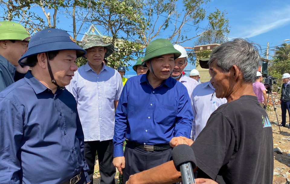 Không để người dân chịu cảnh “màn trời, chiếu đất” sau bão - 2 Không để người dân chịu cảnh “màn trời, chiếu đất” sau bão - 2