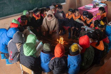 Cô trò đốt lửa sưởi ấm chống rét ở điểm trường có độ cao gần 2.000m