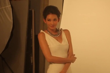 Lâm Chí Linh gợi cảm ở tuổi 43