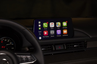 Mazda bắt đầu tích hợp Apple CarPlay và Android Auto vào xe đời cũ