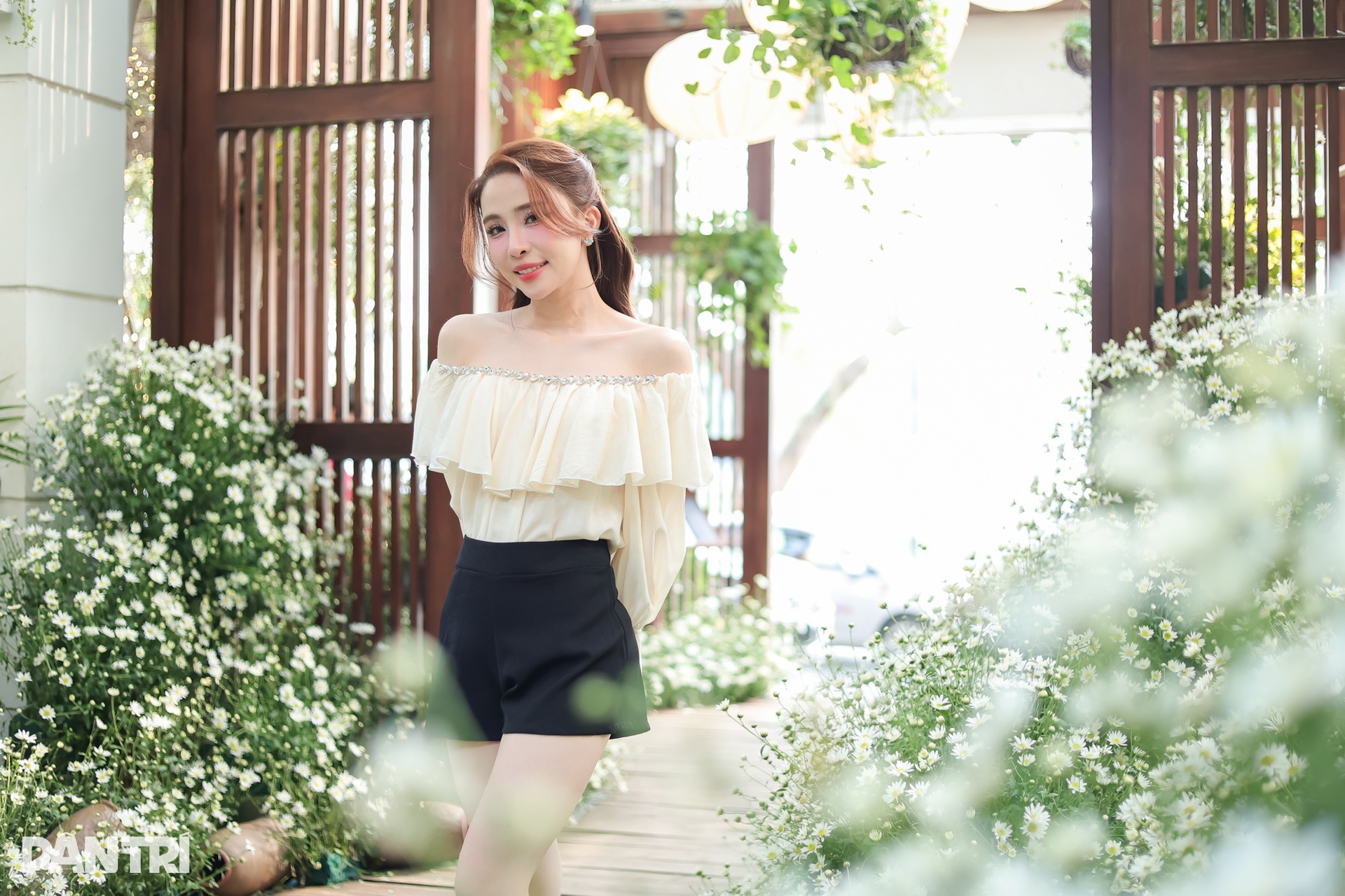 Sắc vóc nóng bỏng, thời trang nữ tính trẻ trung của Quỳnh Nga ở tuổi U40 - 14 Sắc vóc nóng bỏng, thời trang nữ tính trẻ trung của Quỳnh Nga ở tuổi U40 - 14
