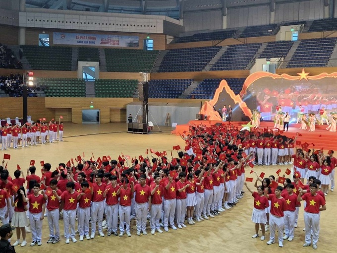 Đoàn viên, thanh niên biểu diễn xếp hình Bản đồ Việt Nam.