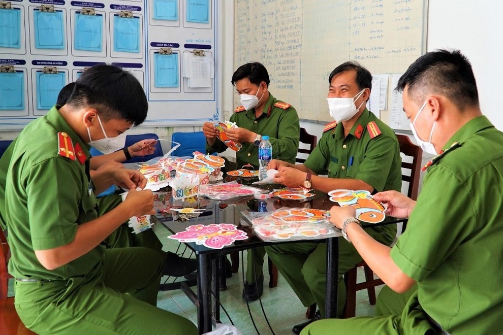 Chiến sĩ công an tỉ mẩn làm lồng đèn, mang Trung thu đến với trẻ em nghèo - 1 Chiến sĩ công an tỉ mẩn làm lồng đèn, mang Trung thu đến với trẻ em nghèo - 1