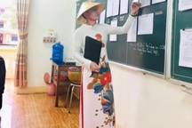 Xôn xao hình ảnh nam giáo viên mặc áo dài nữ, đội nón lá