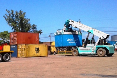 Phát hiện container chứa hàng tấn xương động vật thối
