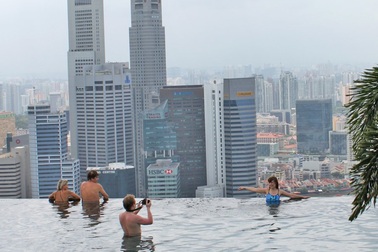 Chiêm ngưỡng hồ bơi vô cực… vắt vẻo trên không