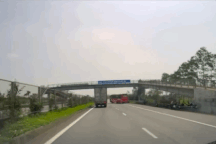 Đè đầu xe tải để "cướp làn", xe khách gặp ngay cảnh sát giao thông