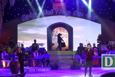 Ca sĩ Trọng Tấn với khúc hát "Trở về".