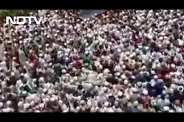 Hàng chục nghìn người Ấn Độ dự đám tang giáo sĩ bất chấp Covid-19