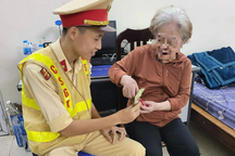 CSGT Hà Nội đưa cụ bà đi lạc 10km về với gia đình