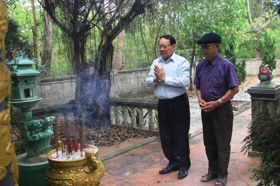 Cựu chiến binh dựng bia tưởng niệm đồng đội - 2 Cựu chiến binh dựng bia tưởng niệm đồng đội - 2