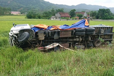 Xe tải lao xuống ruộng, tài xế may mắn thoát chết
