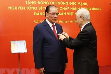 Nguyên Tổng Bí thư Nông Đức Mạnh nhận Huy hiệu 60 năm tuổi Đảng