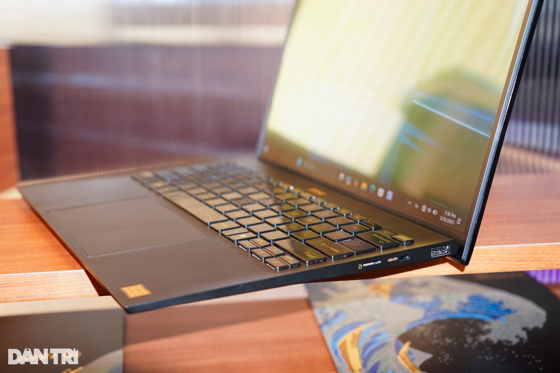 Computex 2025: Laptop AI có mặt lưng tranh sơn mài thủ công - 4