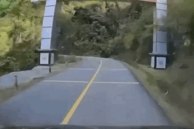 Ôm cua lấn làn, ô tô móp đầu sau khi lao thẳng vào xe ngược chiều