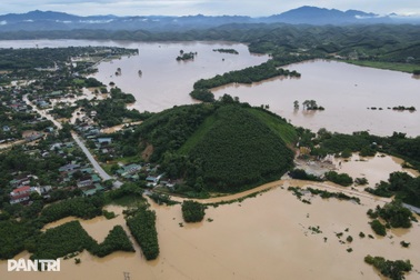 Biển nước mênh mông chia cắt quốc lộ 7