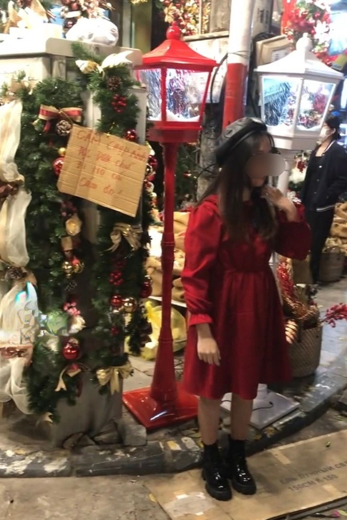 Tranh cãi việc thiếu nữ chụp ảnh Noel bên biển cấm chụp trên phố Hàng Mã - 1 Tranh cãi việc thiếu nữ chụp ảnh Noel bên biển cấm chụp trên phố Hàng Mã - 1