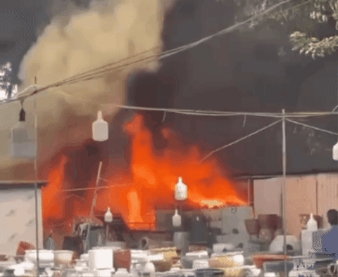 하노이의 폭염으로 임시 대피소 화재 발생 - 1 Lán tạm bốc cháy ngùn ngụt giữa nắng nóng gay gắt ở Hà Nội - 1