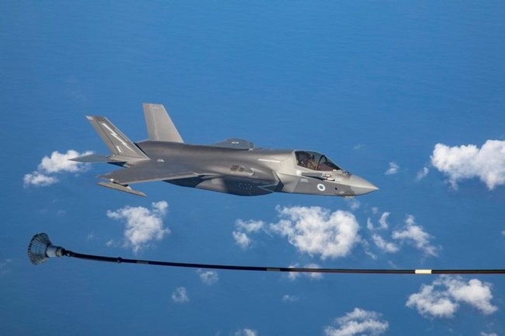 Tiêm kích F-35 dàn hàng đổ xăng trên không - 2 Tiêm kích F-35 dàn hàng đổ xăng trên không - 2