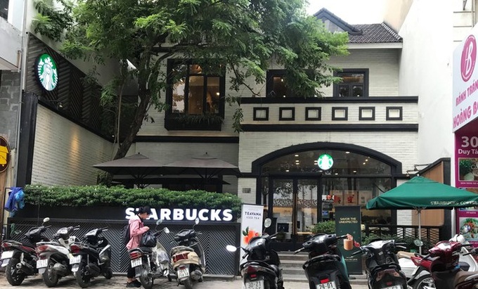 Sau sự cố nước dính dầu thải, các cửa hàng của Starbucks đồng loạt mở cửa trở lại - Ảnh 1. Sau sự cố nước dính dầu thải, các cửa hàng của Starbucks đồng loạt mở cửa trở lại - Ảnh 1.