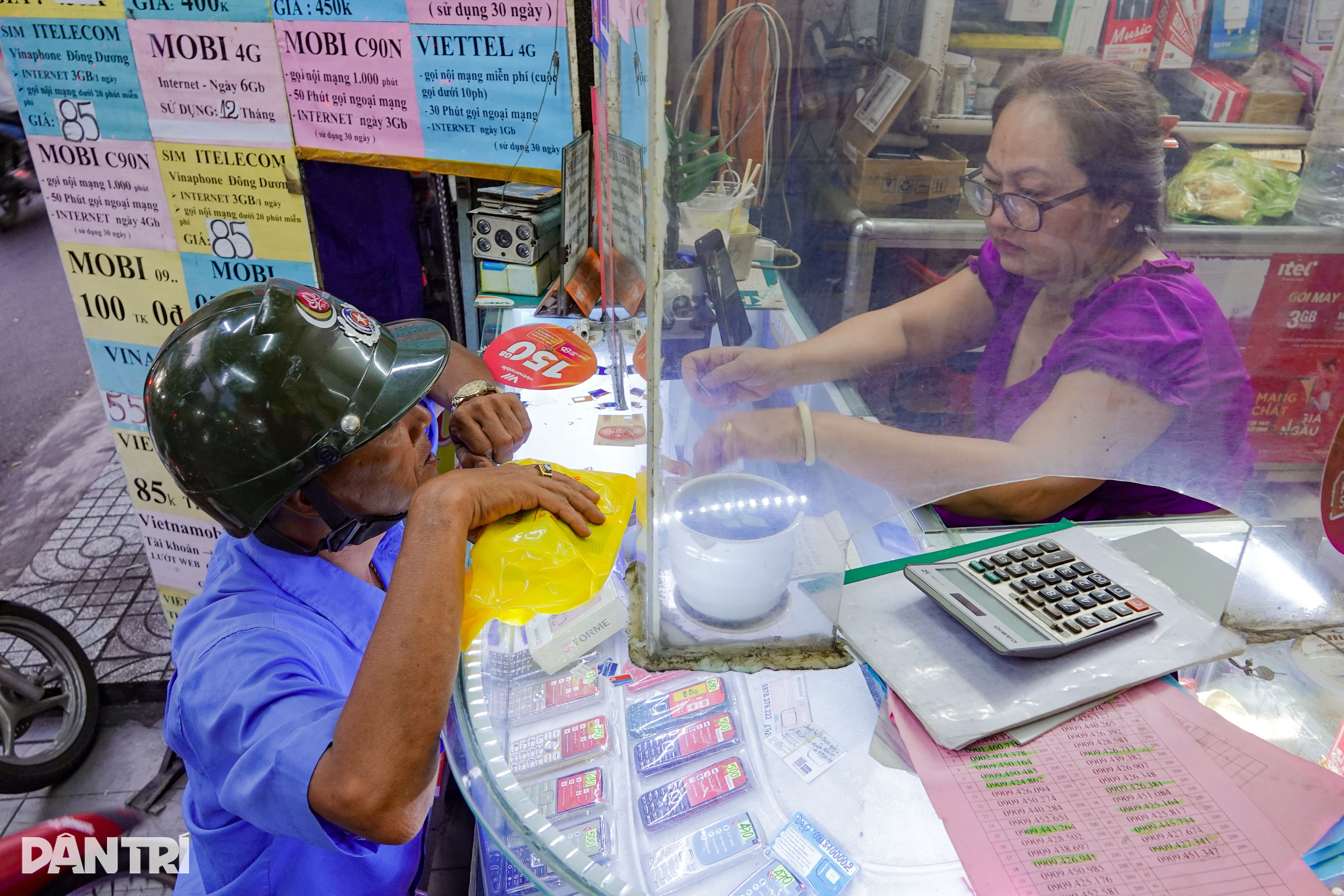 Дилера SIM-карт освистали, власник магазину плакав через глухий кут - 3 Đại lý bán SIM bị tuýt còi, chủ tiệm khóc vì cụt đường sống - 3